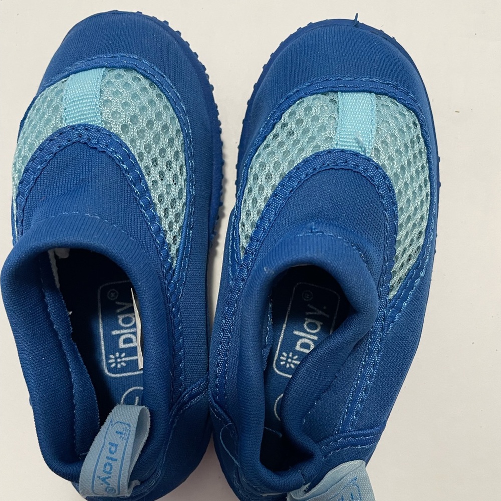 EUC i play water shoes.